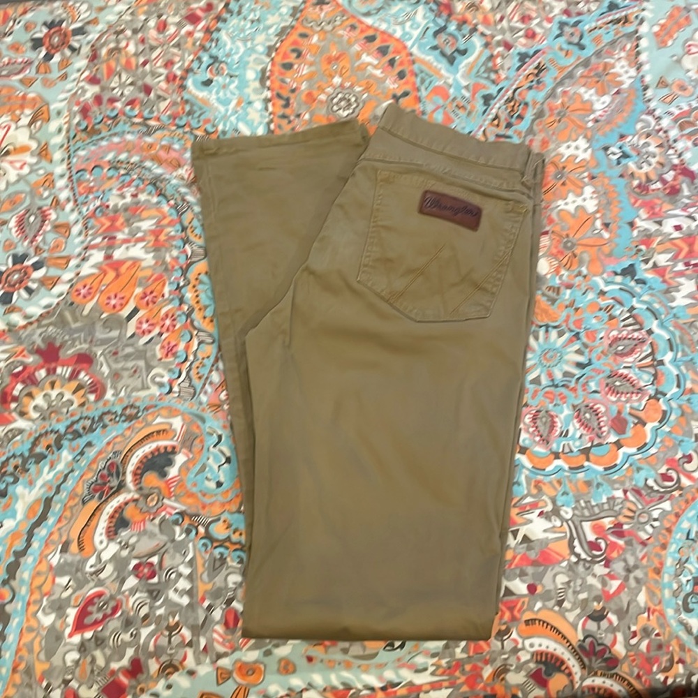 Wrangler men’s kakai jeans. Size 31x38.